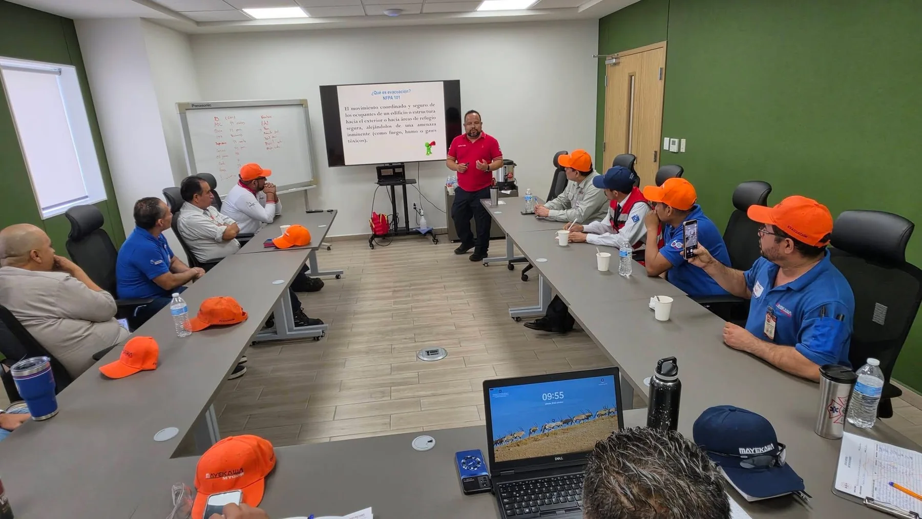Sesión de capacitación en prevención y evacuación