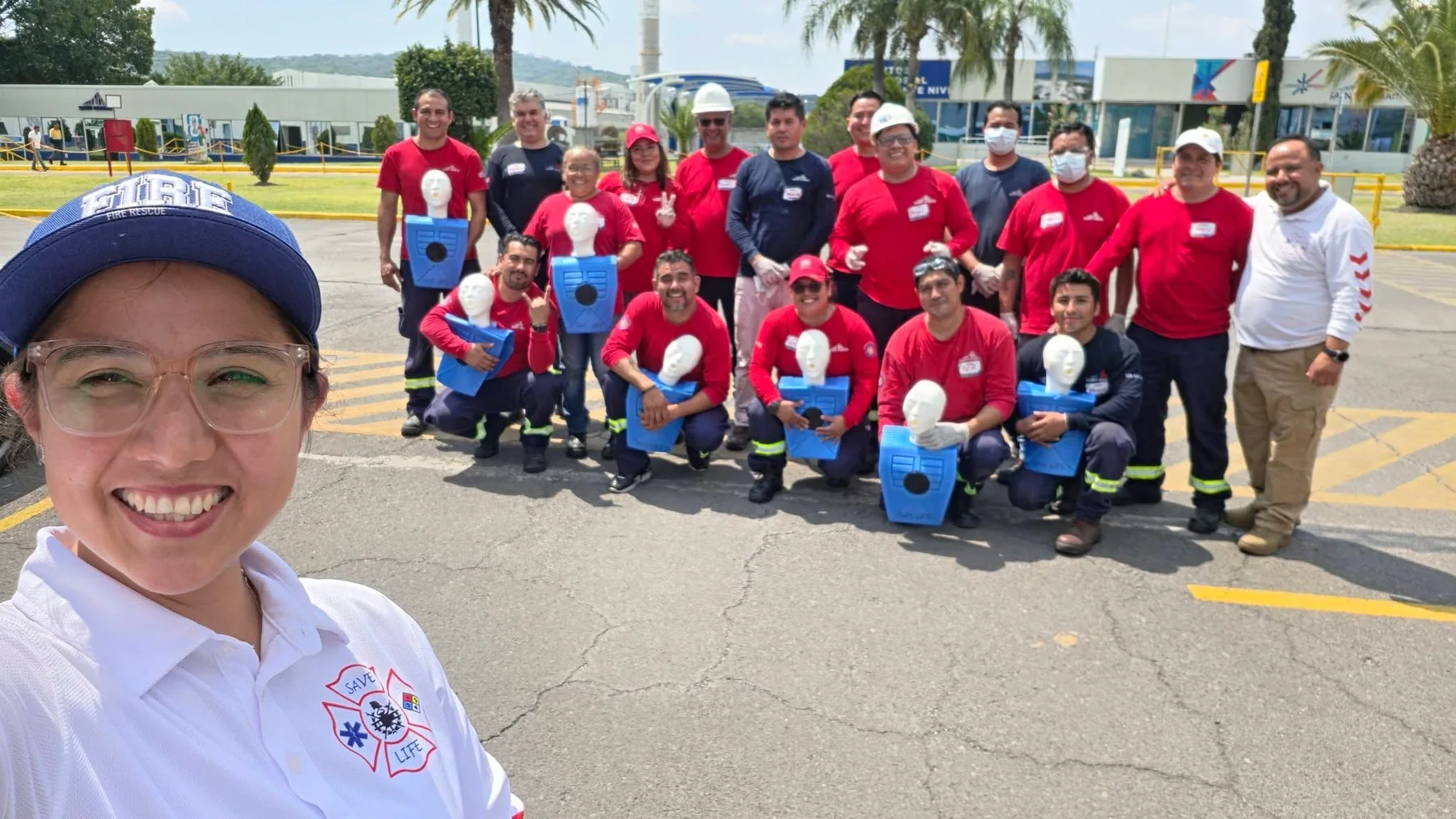 Grupo de participantes durante actividades de capacitación en primeros auxilios